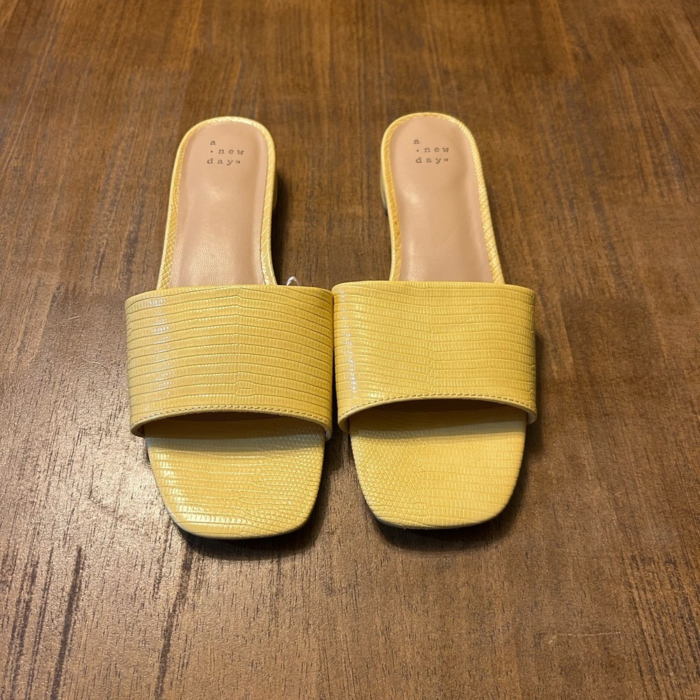 a new day Yellow Snakeskin Slip On Sandals Size 9 NWOT - Picture 3 of 6